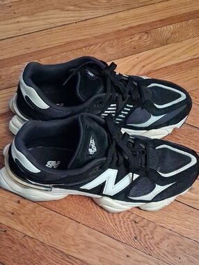 New Balance Men’s Black and White Athletic Sneakers